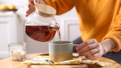 Диетолог назвала продукты, которые не рекомендуется запивать чашкой чая или кофе