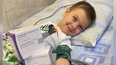 Мальчику, деньги на лечение которого собирал Моргенштерн, сделали «укол жизни»