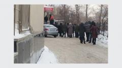 У российских поликлиник скапливаются гигантские очереди на улицах