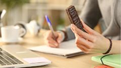 Диетолог предупредил о двойной опасности перекусов между приемами пищи