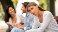 Психологи объяснили, почему не стоит флиртовать с другими, чтобы заставить партнера ревновать