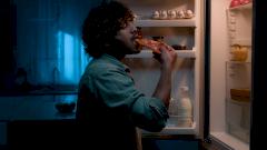 Как победить «ночной жор»: советы диетолога