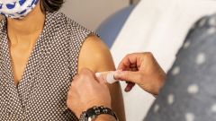 Назван размер выплат российским медикам за каждого привитого от COVID-19