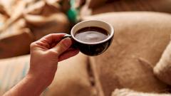 Почему курильщиков утром тянет выпить кофе