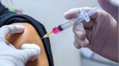 Вакцинолог объяснил, как привитые от COVID-19 могут переносить инфекцию