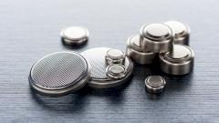 Отоларингологи призвали производителей делать безопасные батарейки — дети часто их глотают