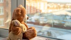 Вредны ли мягкие игрушки в детской кроватке? Отвечает дерматолог