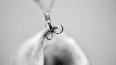 Московские врачи вытащили из пищевода дедушки рыболовный крючок