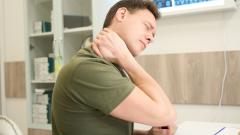 Почему болит шея? Невролог назвала причины цервикалгии