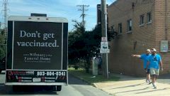 Похоронное бюро в США запустило рекламу с фразой «Не вакцинируйтесь»