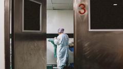 Как лечат больных коронавирусом в автомобильных торговых центрах?