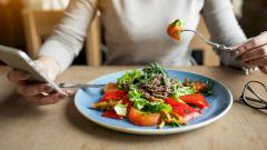 Почему не стоит есть с телефоном в руках — мнение экспертов