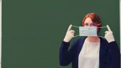 В Минпросвещения рассказали, обязаны ли учителя в школах носить маски