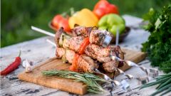 Диетолог объяснила, как готовить и с чем есть шашлык, чтобы не набрать вес