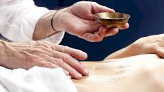 «Пупочная терапия»: приносит ли пользу закапывание касторового масла в пупок?