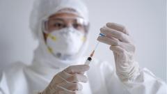 Умер участник испытания британской вакцины от коронавируса