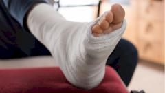 Нога мужчины вывернулась под странным углом после падения со стремянки