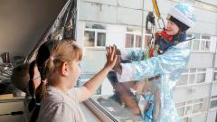 Психолог оценила пользу десанта Дедов Морозов для детей