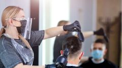 COVID-положительные парикмахеры показали полезность ношения масок