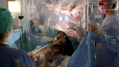 Женщина играла на скрипке во время операции на мозге