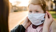 Опрос: 83% россиян надевают маски, выходя из дома