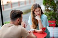 Фаббинг разрушает отношения: как смартфон влияет на романтические связи