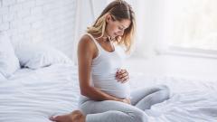 Почему ребенок пинается в животе?