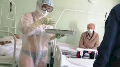 Медсестра из Тулы показалась перед больными в купальнике
