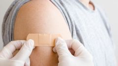 Плановую помощь в московских больницах будут оказывать только привитым