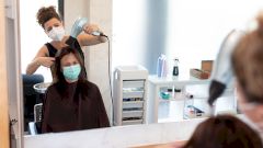 Двое больных COVID-19 парикмахеров обслужили 140 клиентов и ни одного из них не заразили