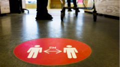 Ученые: разговоры с больным COVID-19 так же опасны, как и его кашель