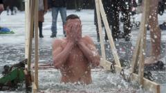 Купание в проруби на Крещение: советы травматолога-ортопеда