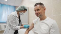 Участвовавший в испытаниях российской вакцины журналист Алексей Пивоваров заболел COVID-19