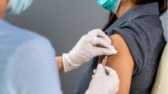 Участники испытаний вакцины от COVID-19 самостоятельно выясняют, получили они препарат или плацебо