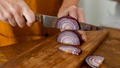 Открыт на удивление простой способ нарезки лука без слез