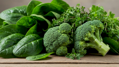 Старение мозга замедлят листовые овощи — выяснили ученые