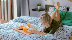 Микробиолог объяснила, как часто нужно стирать постельное белье