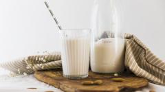 Миндальное молоко vs овсяное: какое полезнее
