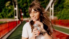 Стоматолог назвал напитки, которые тайно портят ваши зубы