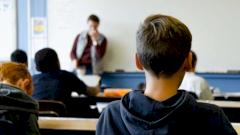 Выяснилось, почему мальчики в средних классах учатся хуже девочек