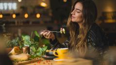 Когда лучше ужинать, чтобы сохранить здоровье
