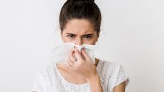 Аллерголог объяснил, почему летняя сенная лихорадка продолжается осенью