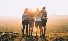 Сентиментальные люди лучше сохраняют дружеские отношения, и вот почему