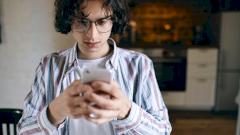 Два часа скроллинга в день разрушают психику — исследование