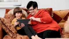 Дети под присмотром бабушек и дедушек проводят больше времени в телефоне