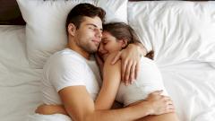 Пары, которые засыпая обнимаются, ощущают меньше стресса — ученые