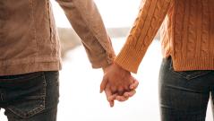 Влюбленные с похожими взглядами более уверены в себе — психологи