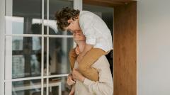 Психологи раскрыли связь между эмоциями отцов и добрыми поступками детей