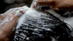 Химики создали кондиционер для волос из дерева — черный и пахучий