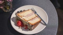 Ученые выяснили, почему мы хотим есть сладкое, даже если желудок полон